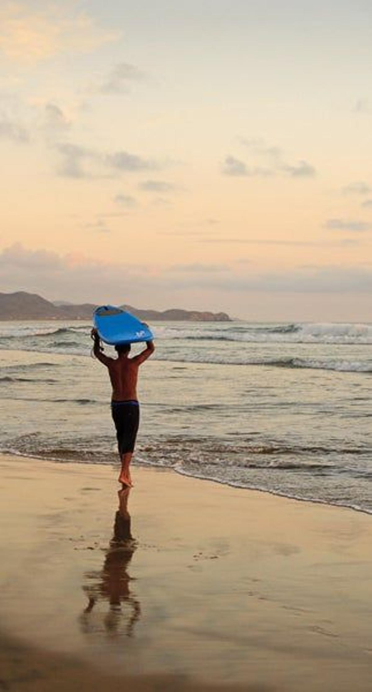 Muchos turistas se desperdigan por las playas cercanas a La Paz como Coromuel, el Tesoro, Caimancito