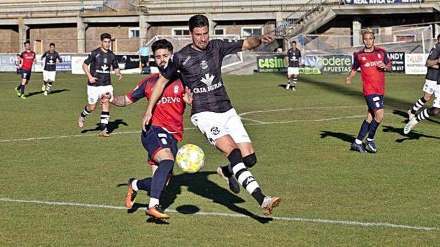 Coque pugna un balón con un rival, ayer.