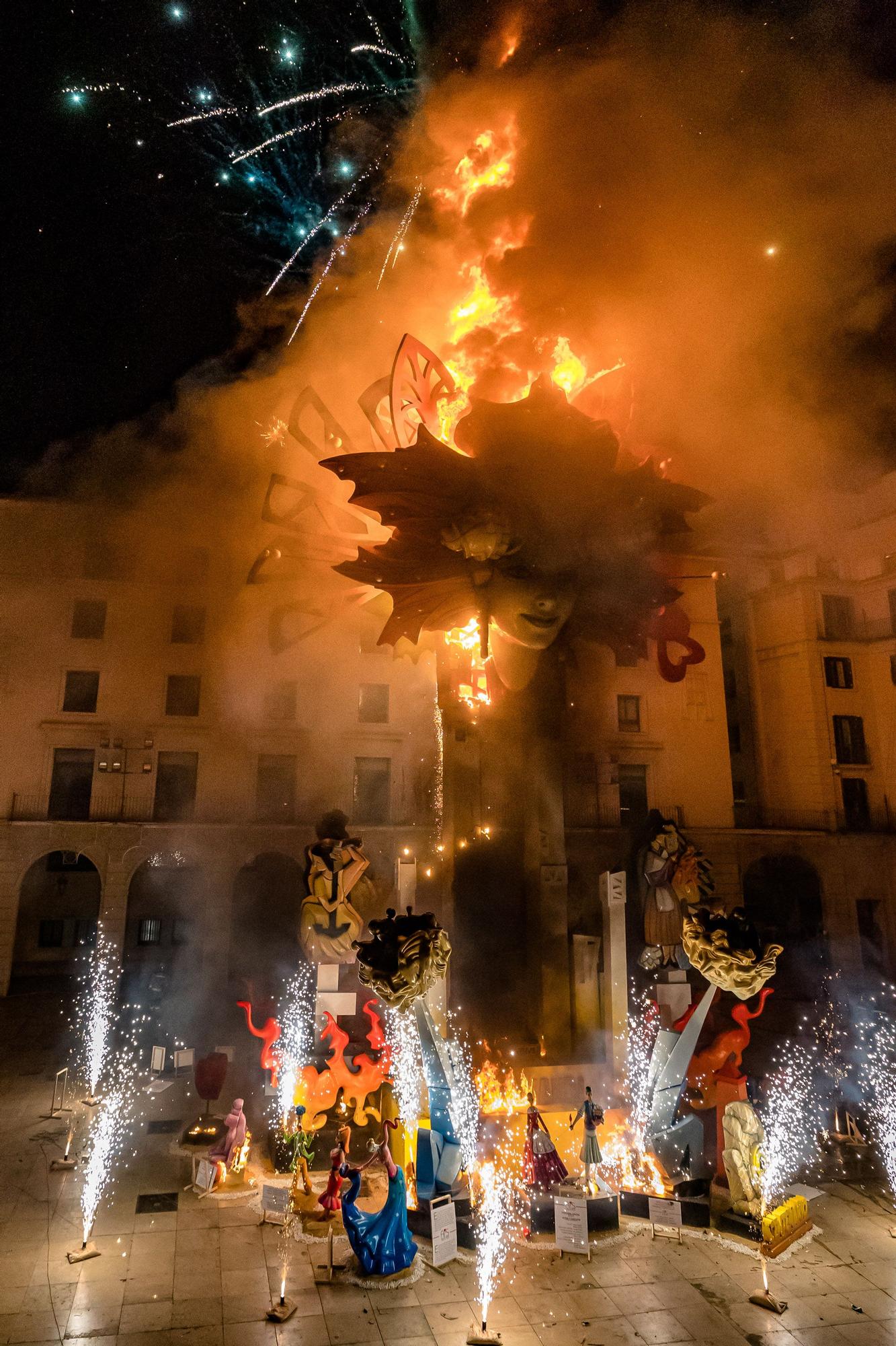 Así ha sido la cremà el monumento Oficial y las Hogueras 2022