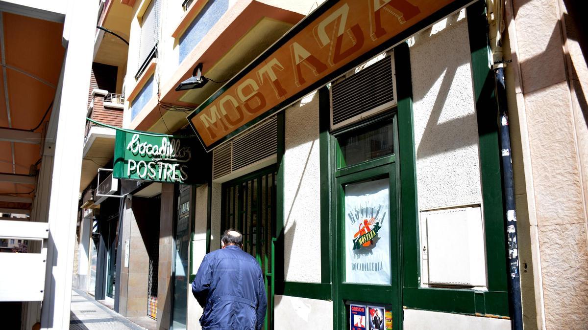 Así se encuentra el bar Mostaza, en la calle Dato de Zaragoza, clausurado desde marzo.