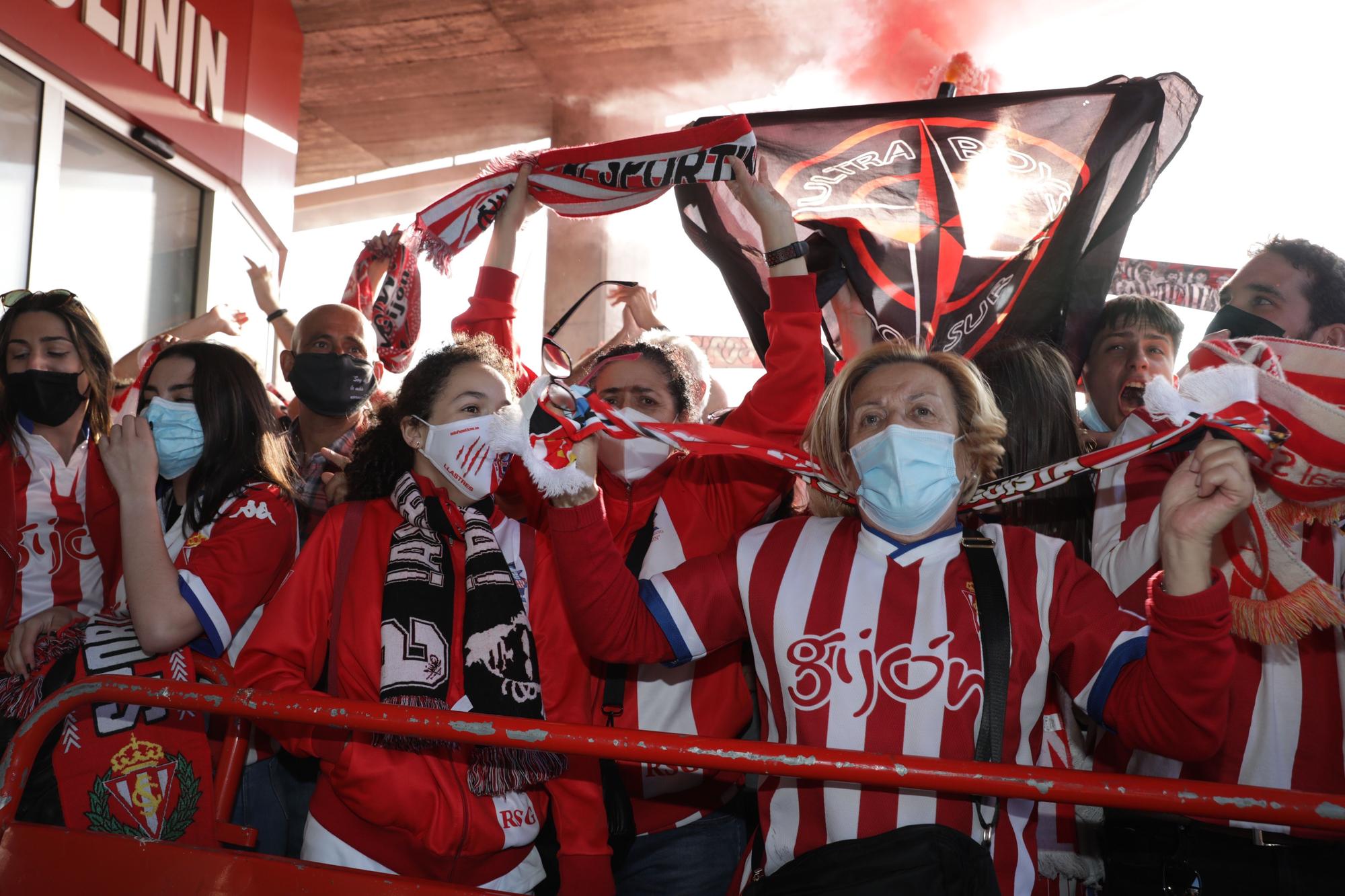 En imágenes: así fue la llegada del Sporting a El Molinón