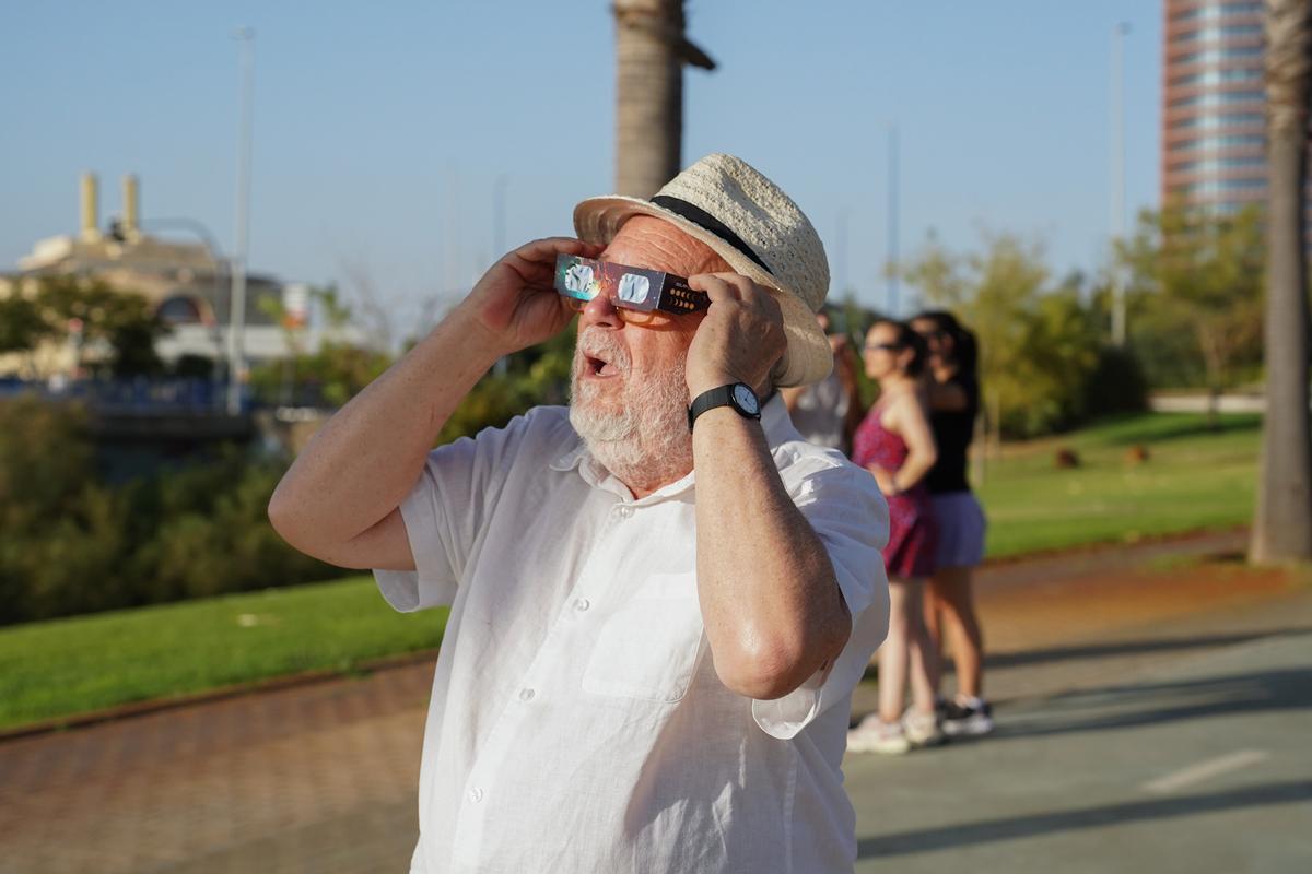 En imágenes: así han vivido los sevillanos el eclipse solar