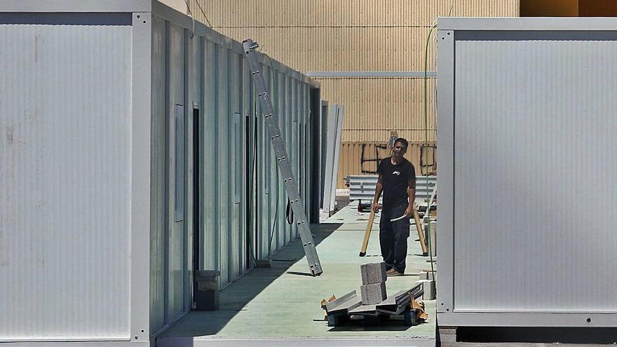 Instalación de las aulas prefabricadas que acogerán a alumnos del colegio Carrasquer.