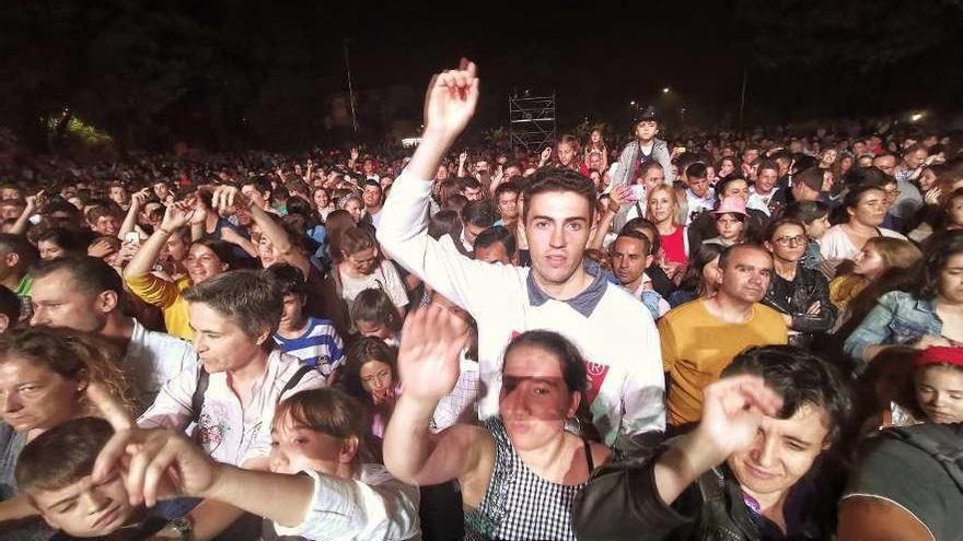 Publico asistente a uno de los conciertos de las fiestas en Marín. // Santos Álvarez