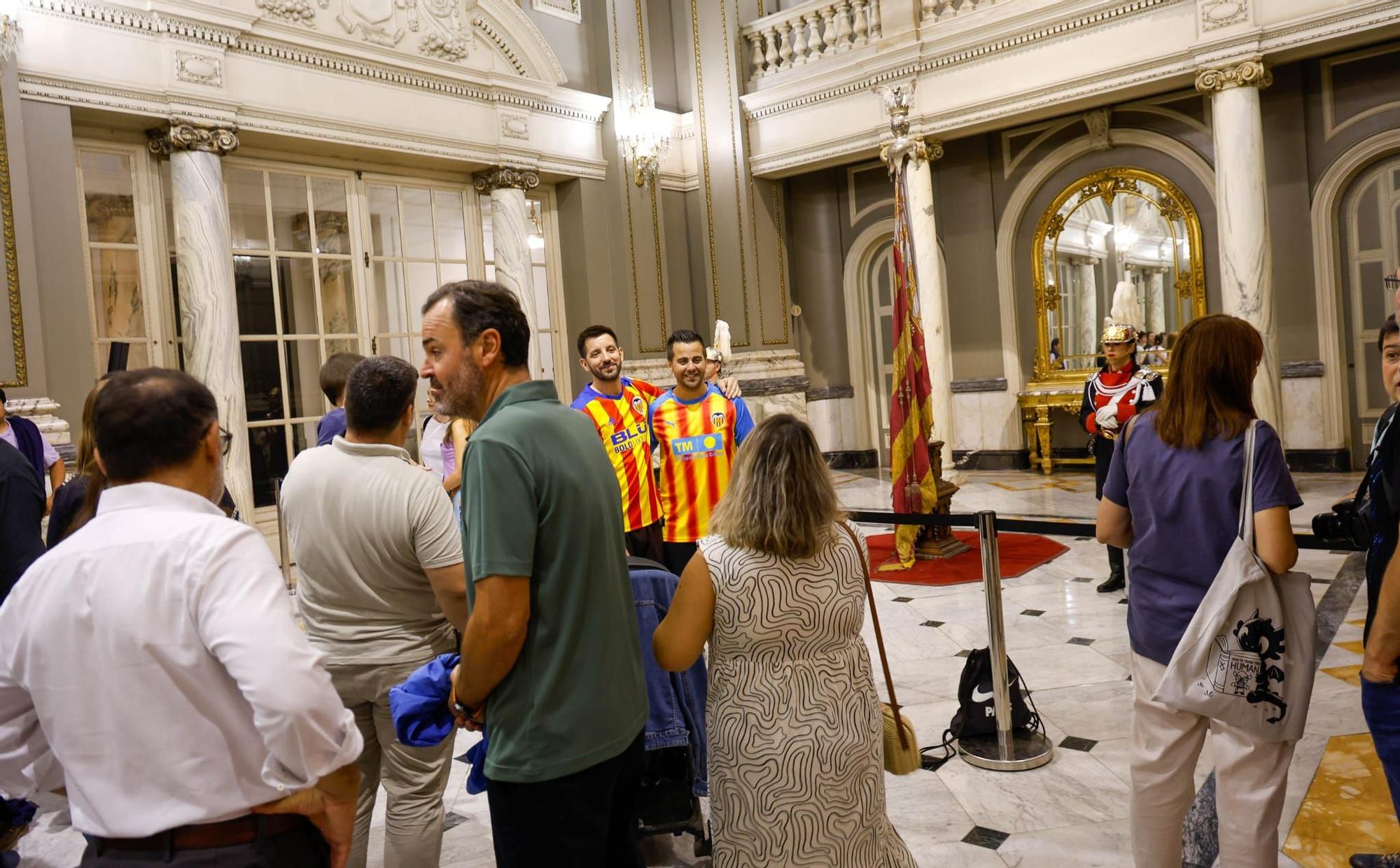 El centro se llena en vísperas del Nou d'Octubre para ver la Senyera