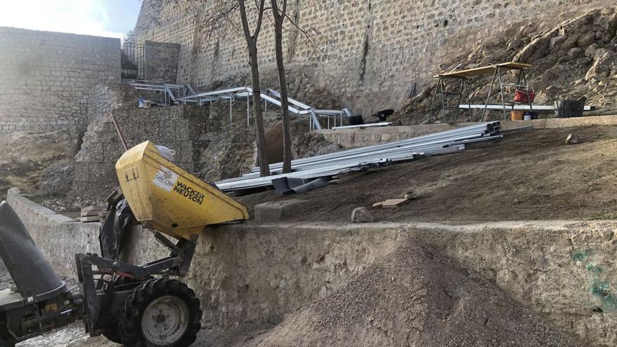 Instalación de la pasarela que abre es Revellí al carrer Santa Maria a través de la casamata. | J.A.C.