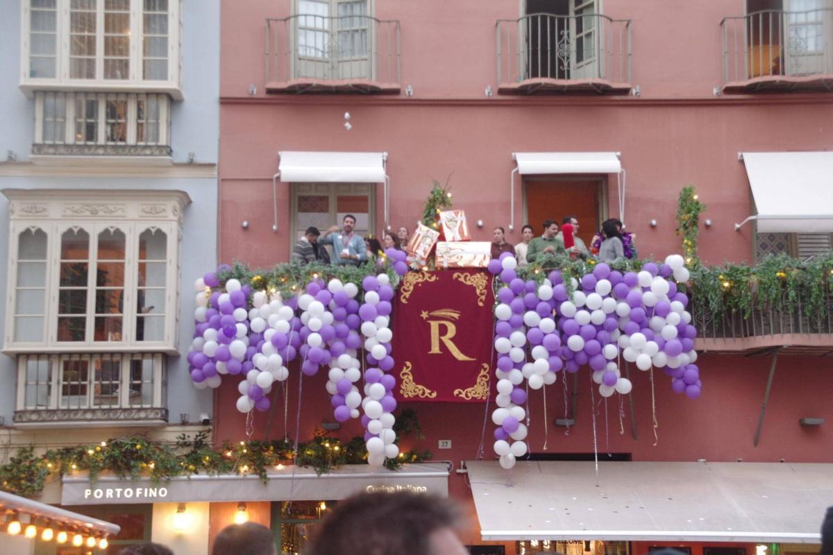 El Heraldo de los Reyes Magos recorrió las calles del Centro de Málaga acompañado de dos bandas de música, recogiendo cartas y encontrándose con los malagueños