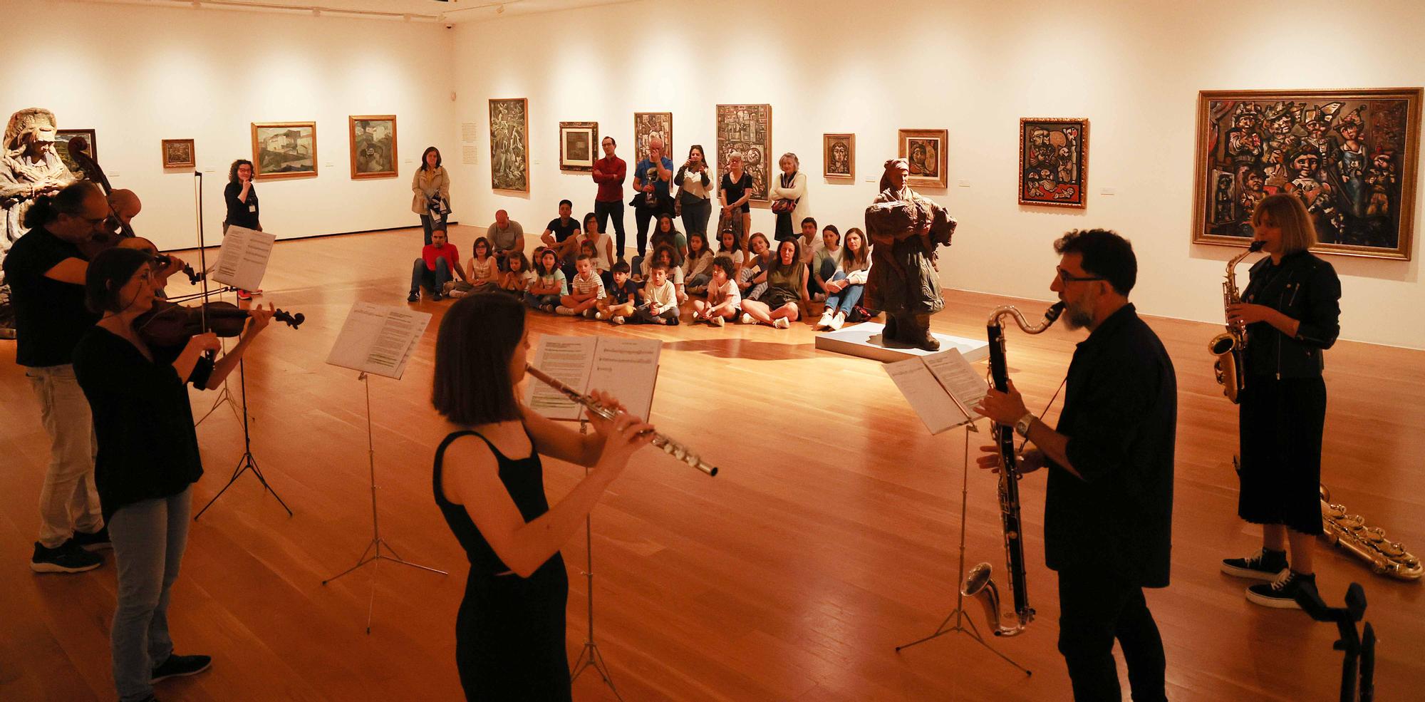 Más de cien familias disfrutan en el MARCO de una experiencia pictórico-musical con Laxeiro