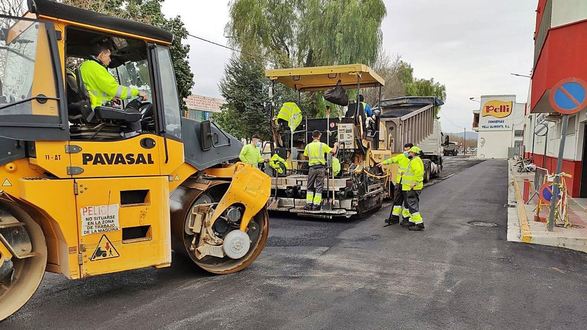 Operarios trabajan en la mejora del asfalto de una calle de Bellreguard. | LEVANTE-EMV
