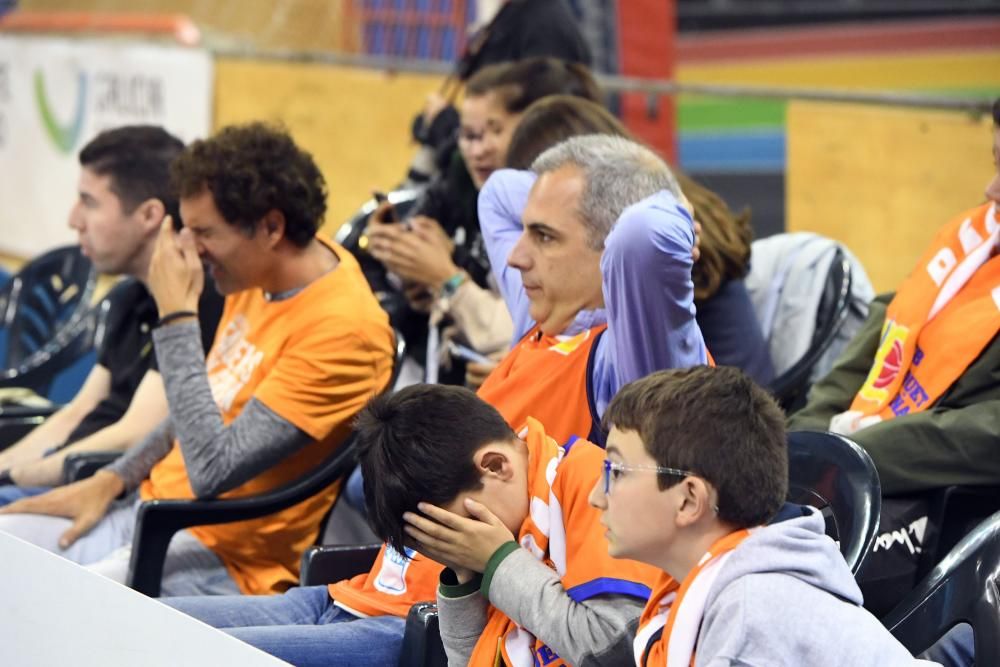 La afición del Leyma acaba el partido en pie