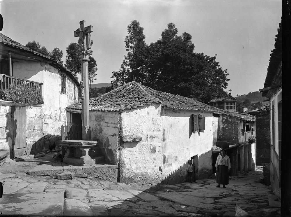 Un paseo histórico entre los hórreos de Combarro