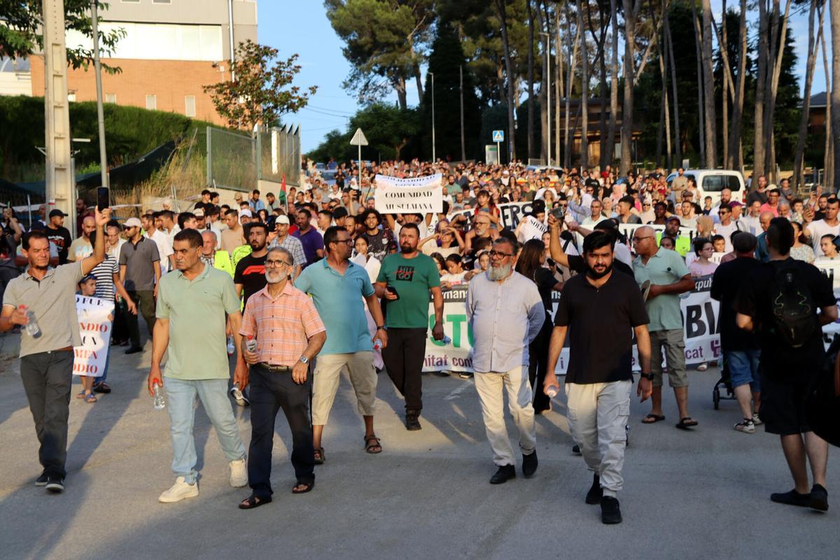 Unas 500 personas participan en una manifestación para condenar el incendio que calcinó el centro islámico del municipio