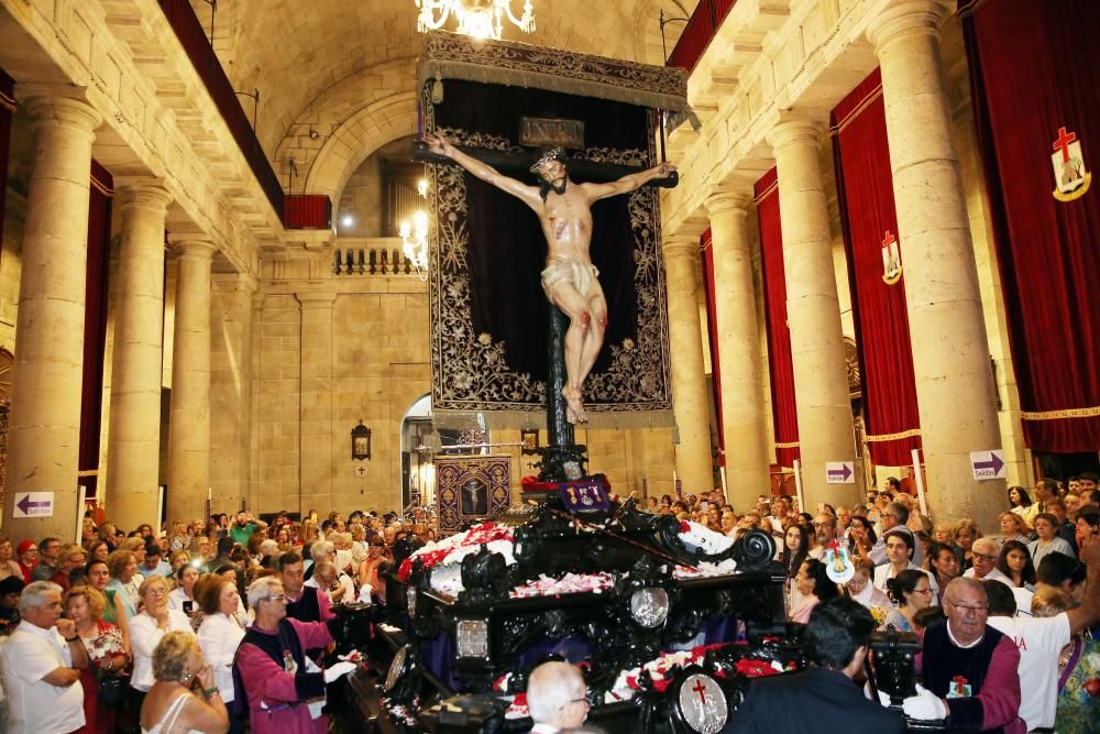 Miles de personas acompañan a la figura del Cristo de la Sal por el centro de la ciudad