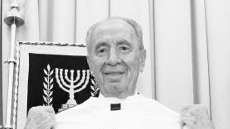 PIEDRAS PALESTINAS EN EL PAÍS DE LA ABUbILLA. El presidente de Israel, Simon Peres, muestra una camiseta ilustrada con una abubilla, elegido pájaro nacional con un 35% de votos, por delante de la curruca y el pinzón, que obtuvieron un diez por ciento. Mientras, en Nillin, cerca de Ramala, jóvenes palestinos apedrean a soldados israelíes.