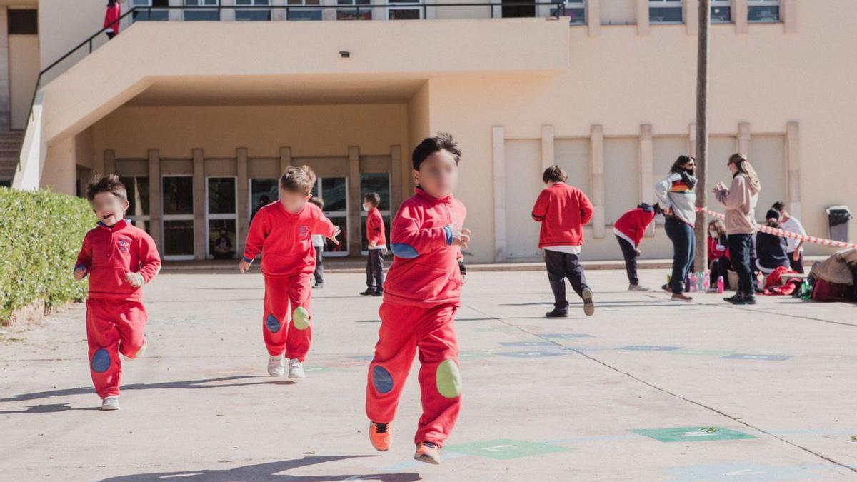 En el colegio El Temple, los niños corrieron y jugaron felices en sus primeros recreos sin mascarilla. | BERNARDO ARZAYUS