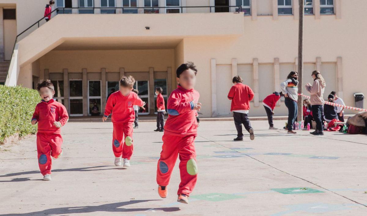 En el colegio El Temple, los niños corrieron y jugaron felices en sus primeros recreos sin mascarilla. | BERNARDO ARZAYUS