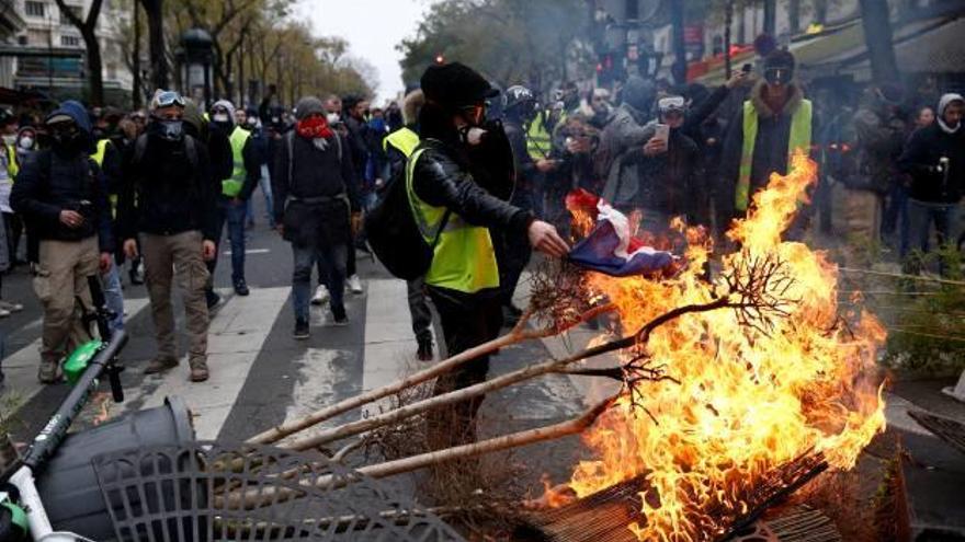 França torna a viure un dissabte de protestes amb més de 1.000 detinguts