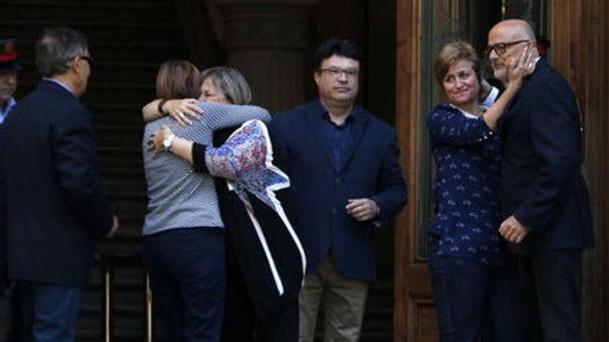 Forcadell abraça Barrufet, mentre Simó consola Corominas.