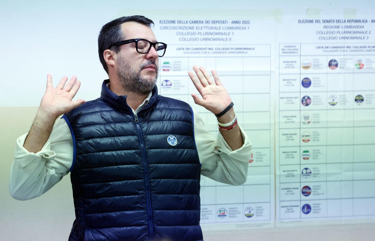 Matteo Salvini, Secretario Federal del partido Lega Nord de Italia, en las elecciones generales italianas en un colegio electoral de Milán.