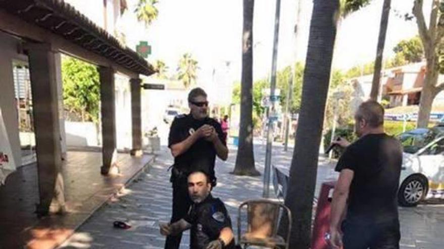 Agentes de la Policía Local de Calvià reducen, ayer, al autor de los disparos en Peguera.