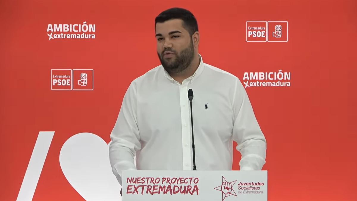 El secretario general de Juventudes Socialistas Extremadura, Fede González, en rueda de prensa.