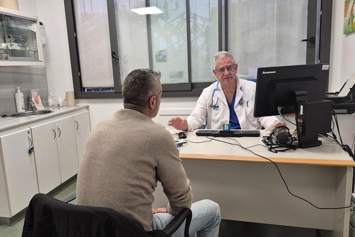 Un metge atén un pacient en un CAP de la Selva