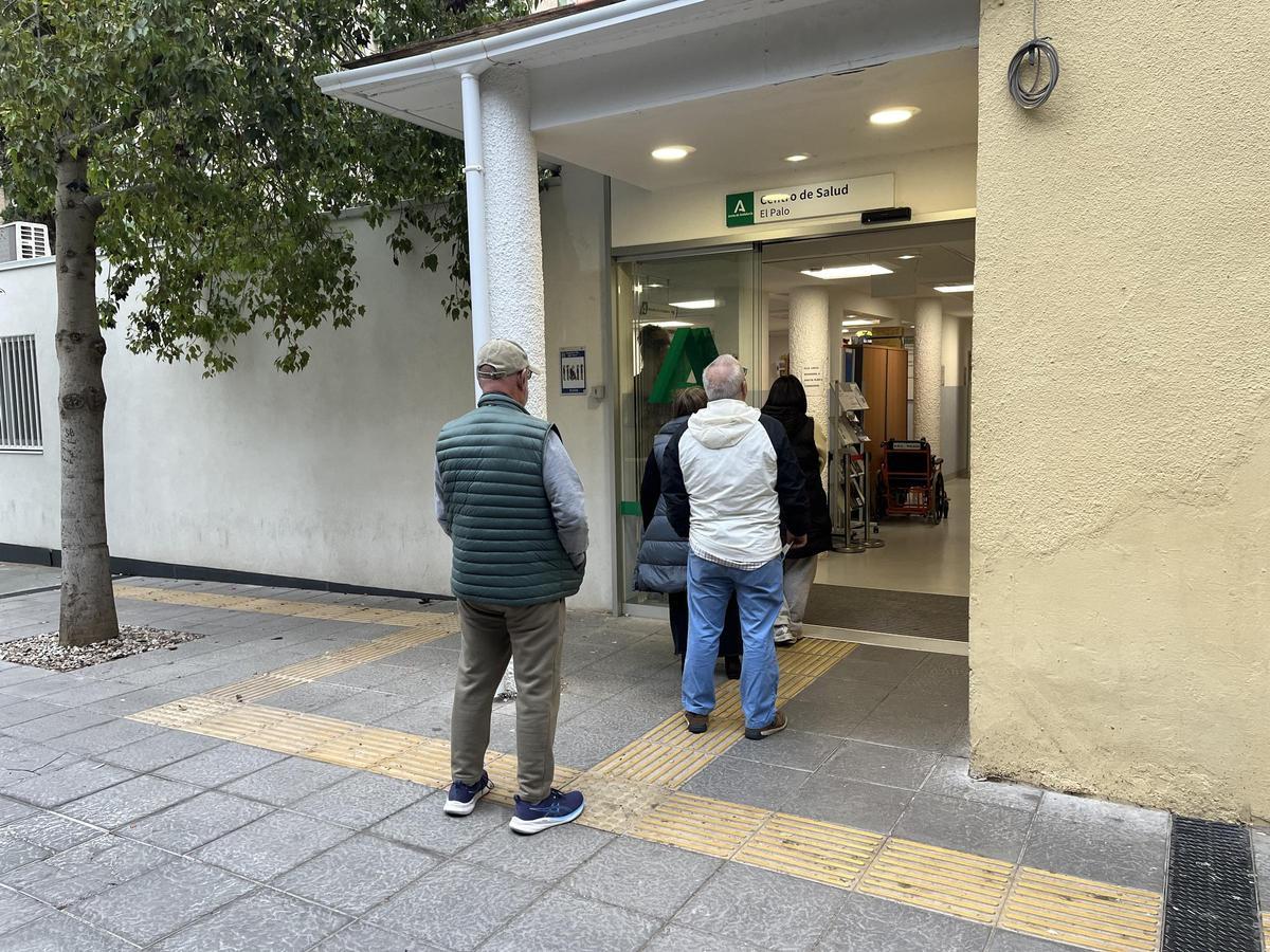 Cola en la entrada del centro de salud de El Palo a las 9.30 horas del miércoles 10 de diciembre