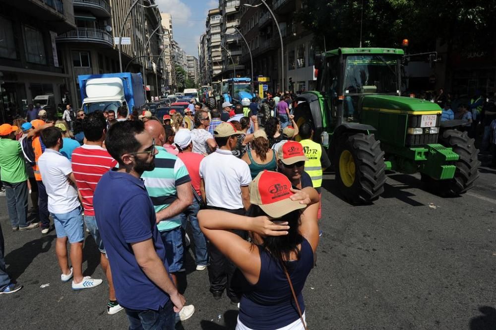 La Gran Vía de Murcia, paralizada por los agricultores