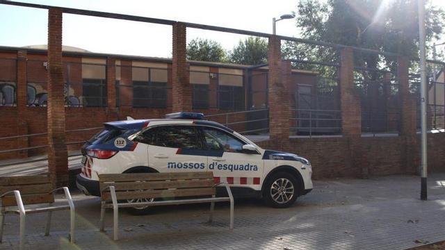 Una patrulla, al parc on va ser assassinat el noi. | ACN