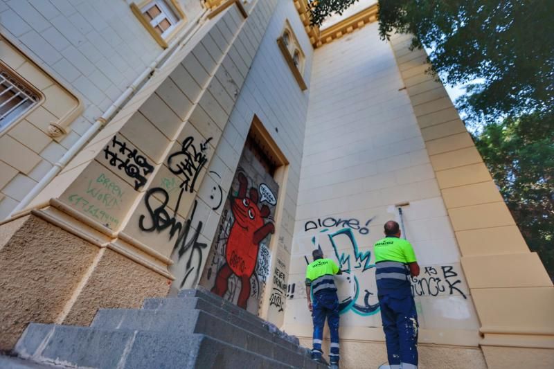 Limpieza del Parque Viera y Clavijo ante la visita de la directora del Museo Rodin de París