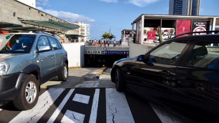 El &#039;parking&#039; de la avenida Tres de Mayo fue adjudicado a una empresa (Inversiones Parque S.L.), que lo cedió sin permiso del consistorio a El Corte Inglés.