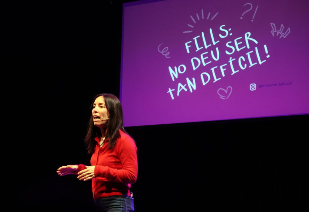 Imatges del monòleg teatral 'Fills: no deu ser tan difícil!', de la manresana Míriam Tirado