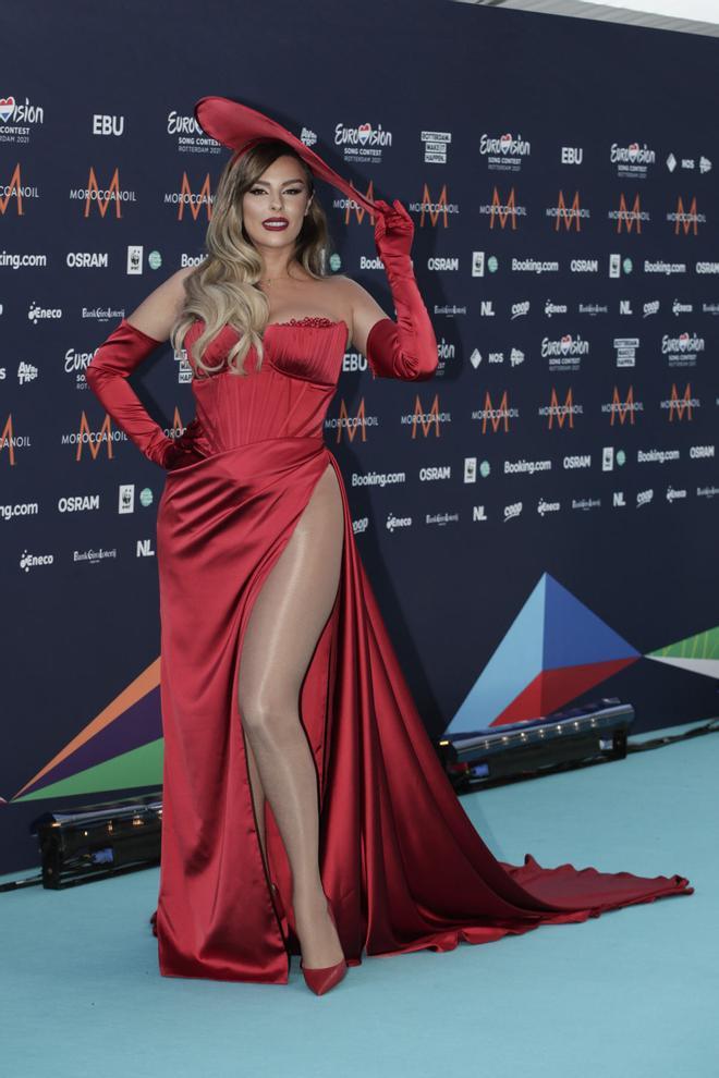 Anxhela Peristeri con vestido rojo en inauguracion Eurovision 2021