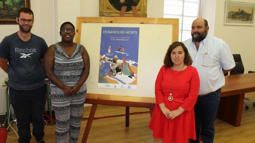 El edil popular Pedro Fernández, Carmen Lopes; la alcaldesa, Ana Vigón, y el teniente de alcalde, Guzmán Fernández, ayer, junto al cartel anunciador de la cita.