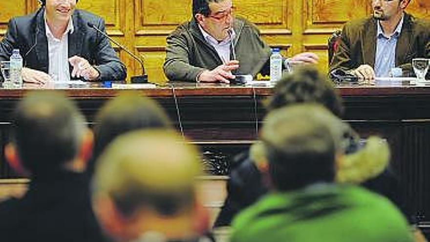 David Dadge -izquierda- ofreció una conferencia en Oviedo sobre la libertad de prensa, organizada por la Asociación de la Prensa con motivo del «Día de la libertad de expresión». En la imagen, José Antonio Bron, presidente de la Asociación -centro- y el periodista Juan Carlos Martínez.