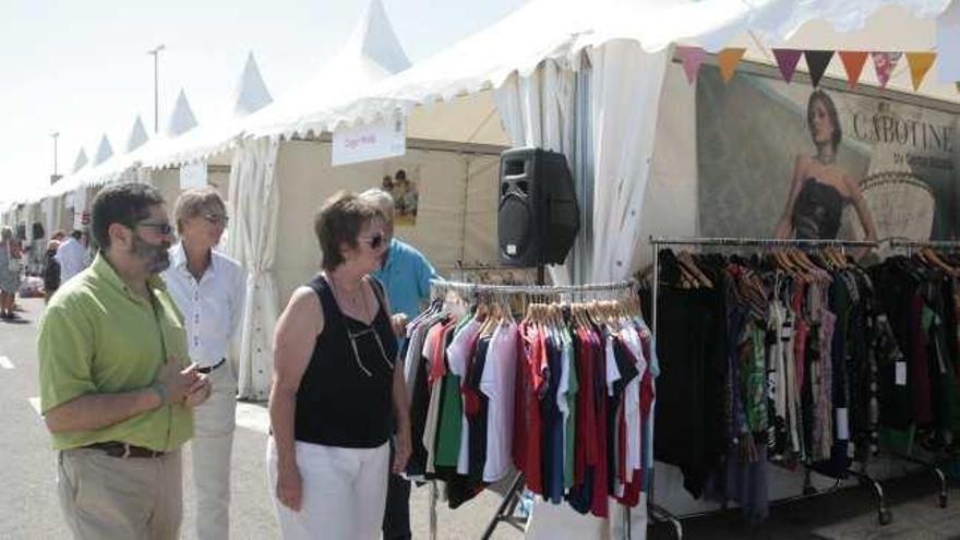 El pequeño comercio abre un Outlet en el parking de la gran superficie de la Costa