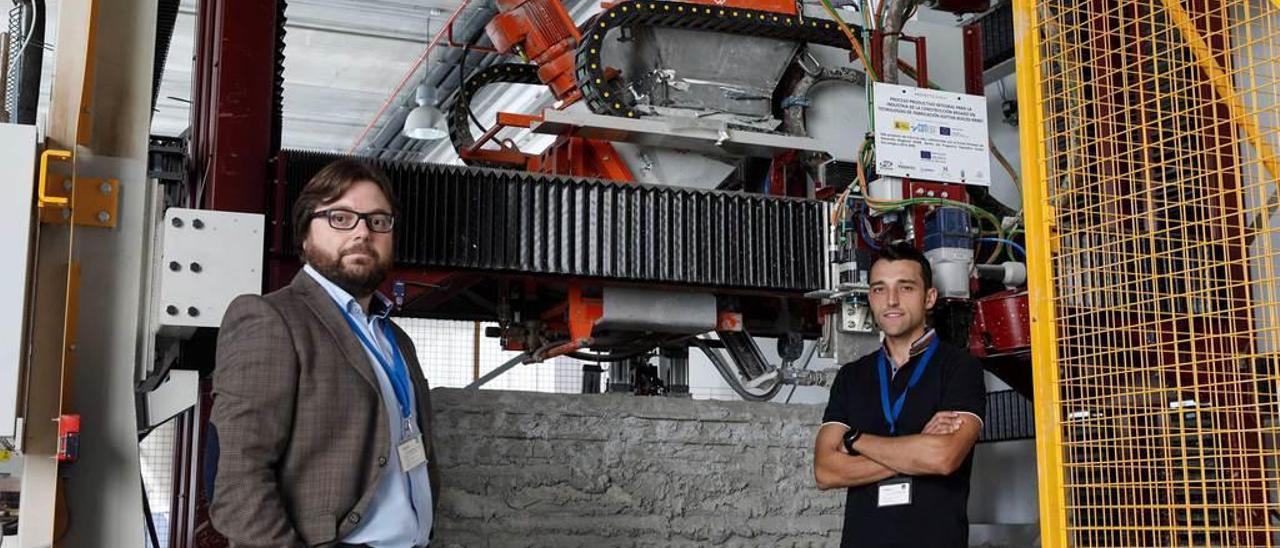 Juan Carlos Piquero y Pablo Cabal, con la máquina en las instalaciones de Prodintec.