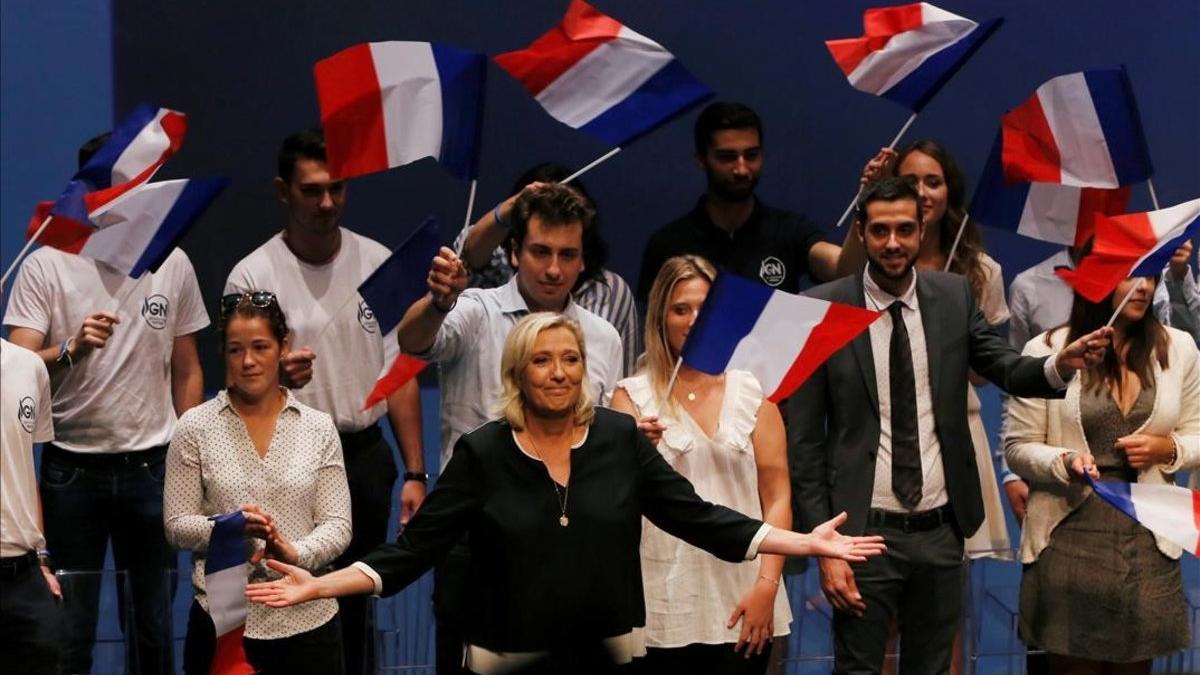 Marine Le Pen saluda al público al final de su intervención en un acto en la localidad francesa de Fréjus.