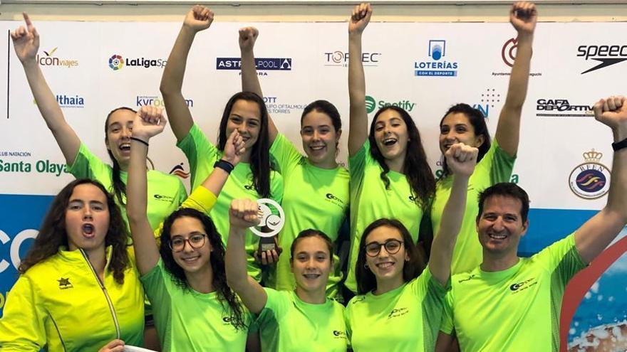 Las nadadoras del CT Elche, con su entrenador Francisco Amat, celebran el ascenso