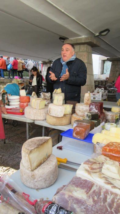 El chef José Andrés revoluciona "la plaza" de Cangas de Onís