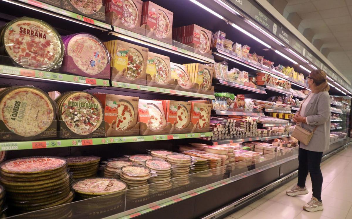 Una mujer en el apartado de comida precocinada de un supermercado en Santiago. |   // XOÁN ÁLVAREZ