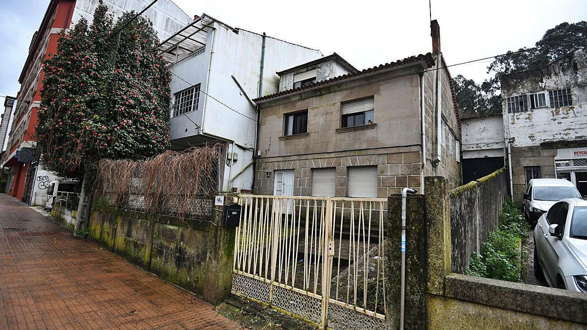 Inmueble habitualmente vacío de la Avenida de Vigo en el que tuvo que intervenir la Policía. |   // G. SANTOS