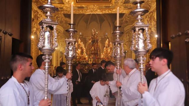 La antigua Virgen del Rosario de San Agustín recorre  su barrio, este sábado.