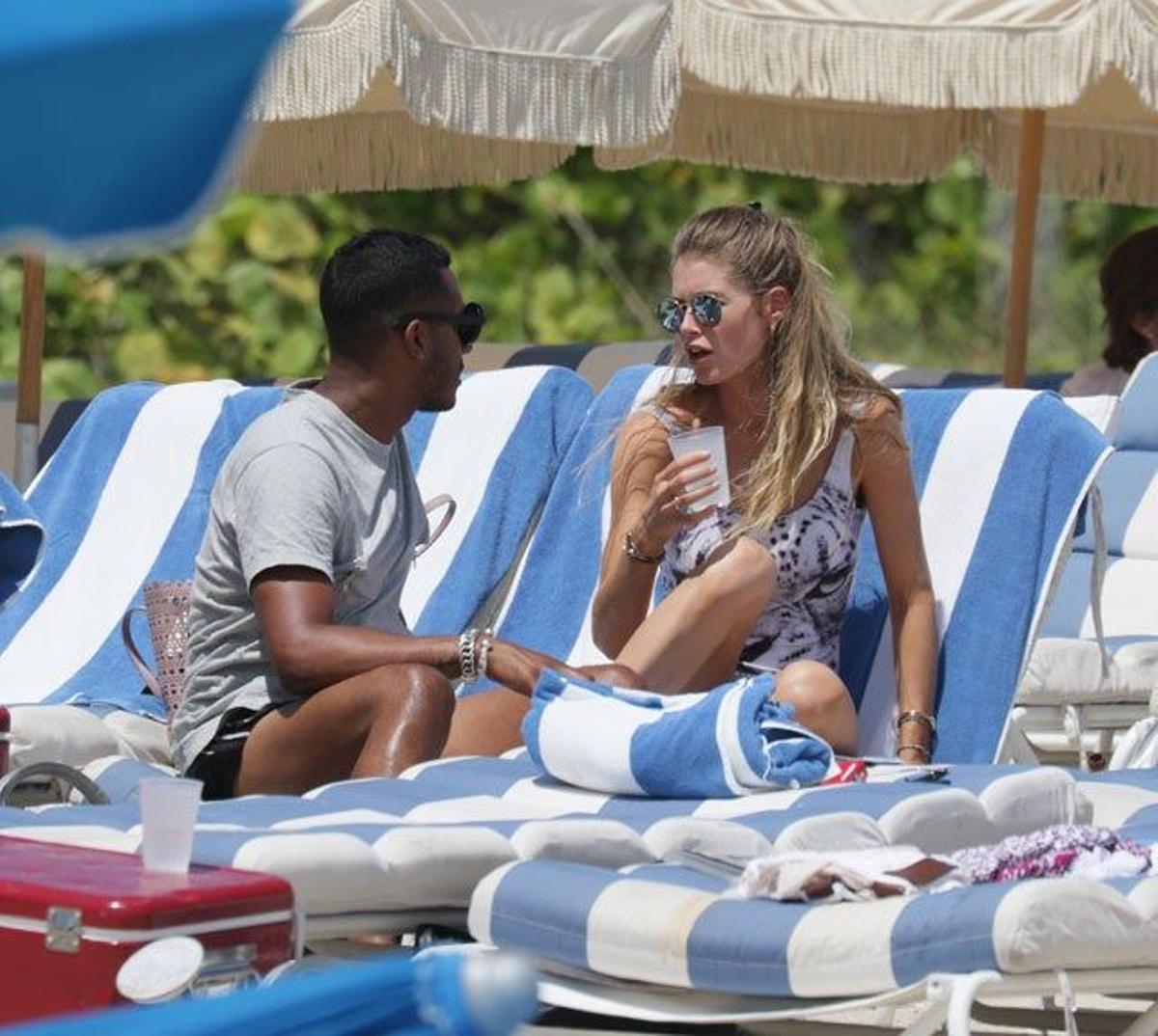 Doutzen Kroes y su marido tomando un refresco en la playa