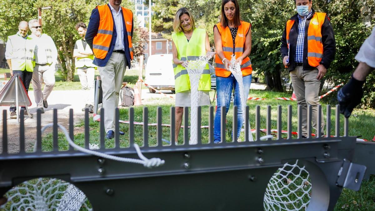 La concejala de Infraestructuras, Patricia Cavero, contemplando el sistema que se va a usar para impedir que lleguen toallitas a los ríos.