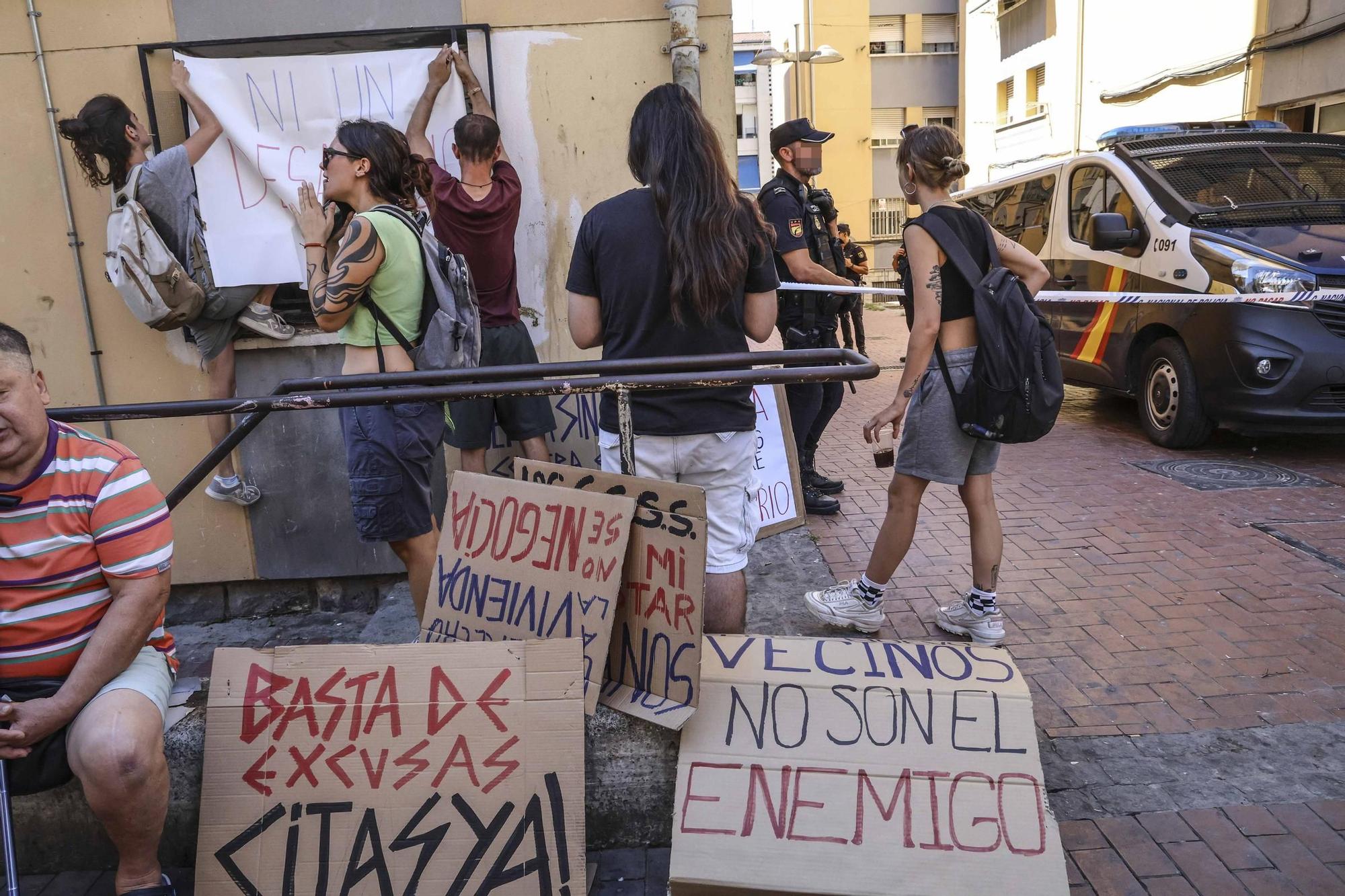 Desahucian en Alicante a una familia con un niño de 6 años que sufre parálisis cerebral