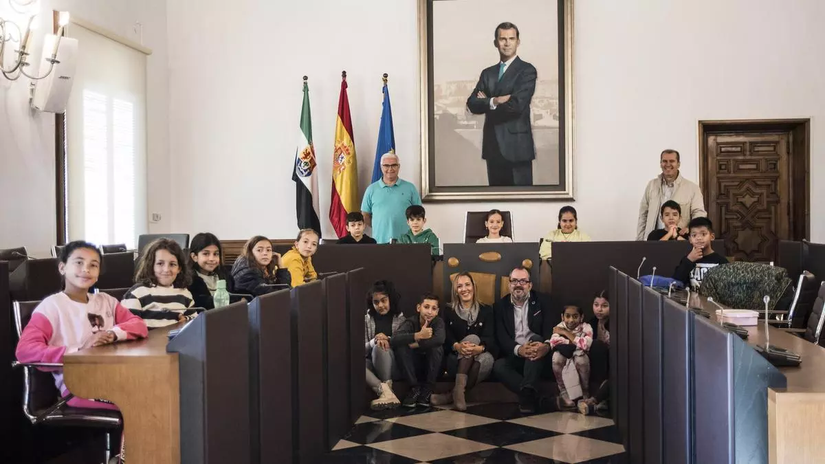 Los alumnos del Ribera del Marco 'toman' el pleno de la Diputación de Cáceres