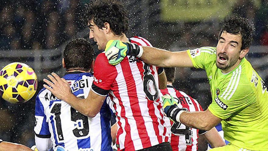 Zubikarai despeja el balón ante San José.