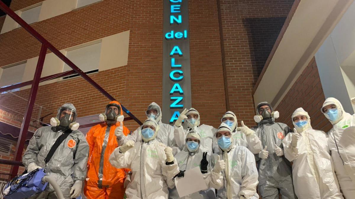 Grupo de trabajadores del centro hospitalario, con EPI.