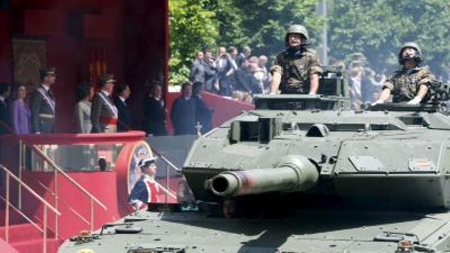 Un carro de combate Leopard 2A4 pasa frente a los Reyes de España y los Príncipes de Asturias durante el desfile con el que se celebra el Día de las Fuerzas Armadas, que este año se celebra en Zaragoza con la presencia de unos 1.700 militares, más de 90 vehículos terrestres y unas 47 aeronaves.